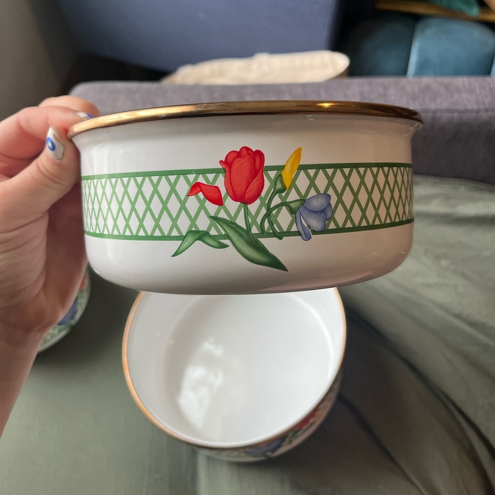 Vintage 80s Set of Regency Club Nesting Mixing Bowls White Enamelware w Flowers - Picture 2 of 7